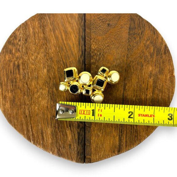 VINTAGE BLACK/WHITE ENAMELED GOLD PLATED SQUARE AND ROUND SHAPE BROOCH - Picture 8 of 9